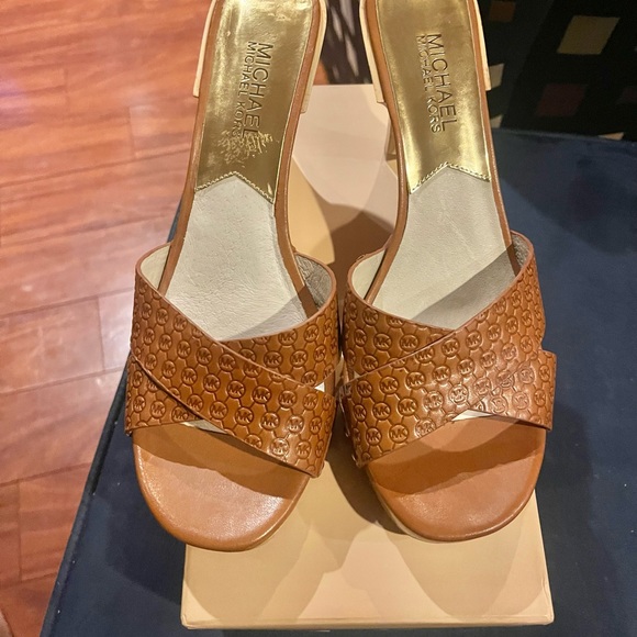 Michael Kors clogs with wooden 2” heel - Picture 3 of 4